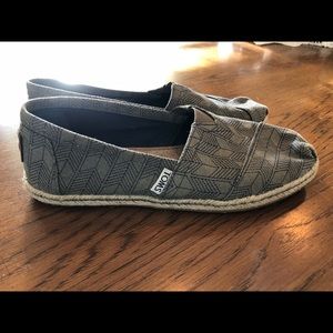 Women’s TOMS size 6